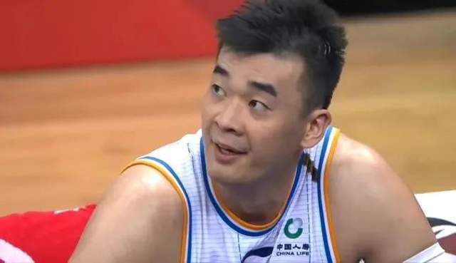 该记者表示，阿拉巴将在今天下午在奥地利接受手术。